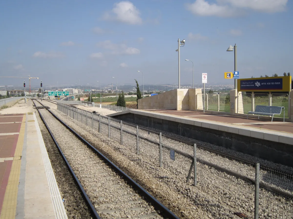 Platform and tracks at Kfar Saba - Nordau railway station
